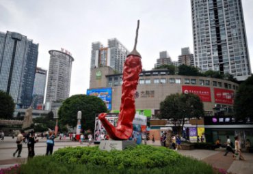 广场摆放玻璃钢彩绘辣椒雕塑