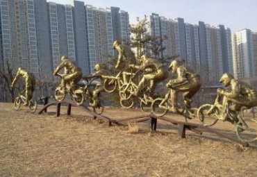 公园摆放玻璃钢仿铜骑自行车人物雕塑