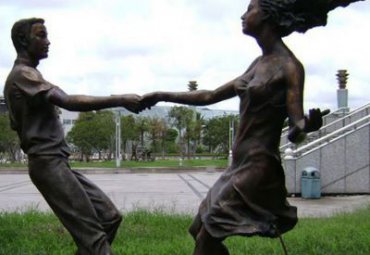 公园摆放玻璃钢仿铜跳舞人物雕塑