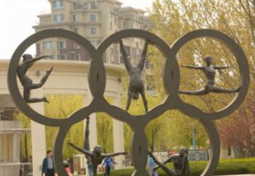 广场摆放不锈钢奥运五环雕塑