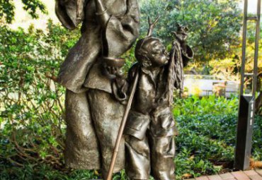 公园摆放母子人物铜雕塑