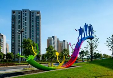 公园草坪摆放不锈钢彩绘抽象滑滑梯人物雕塑