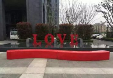 商业广场摆放不锈钢love字母雕塑