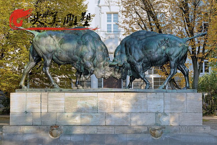 公园摆放青铜牛景观雕塑图片