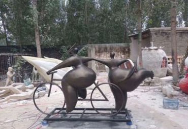 创意玻璃钢仿铜抽象骑车人物小品城市园林雕塑